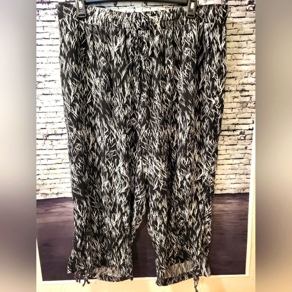 ROYALTY Pull On Capri Pants With Side Ruched Hem Size 2X